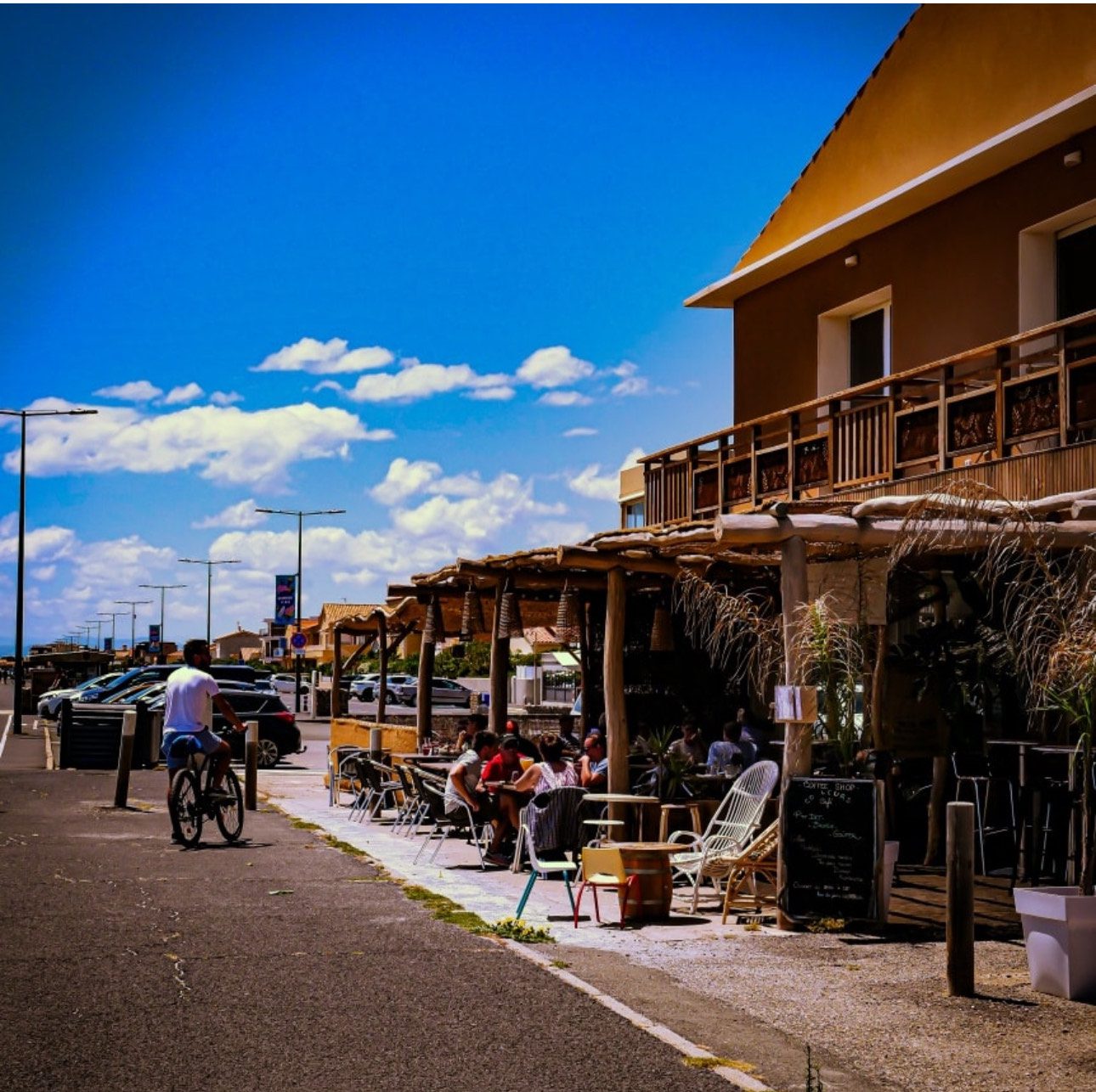 La façade et la terrasse du Miramar, sur la promenade de Narbonne-Plage La façade et la terrasse du Miramar, sur la promenade de Narbonne-Plage