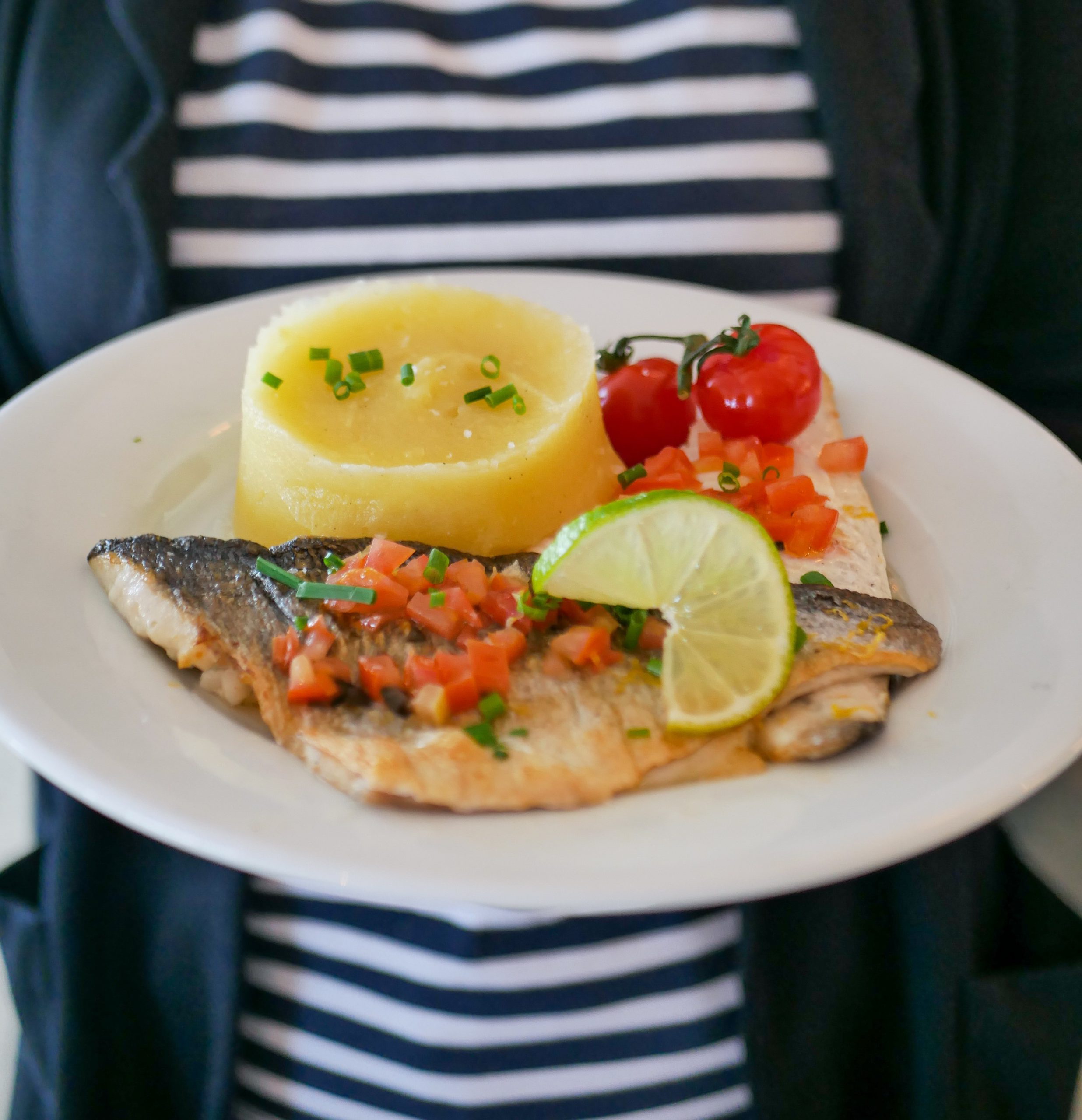 Une assiette de poisson servie en salle