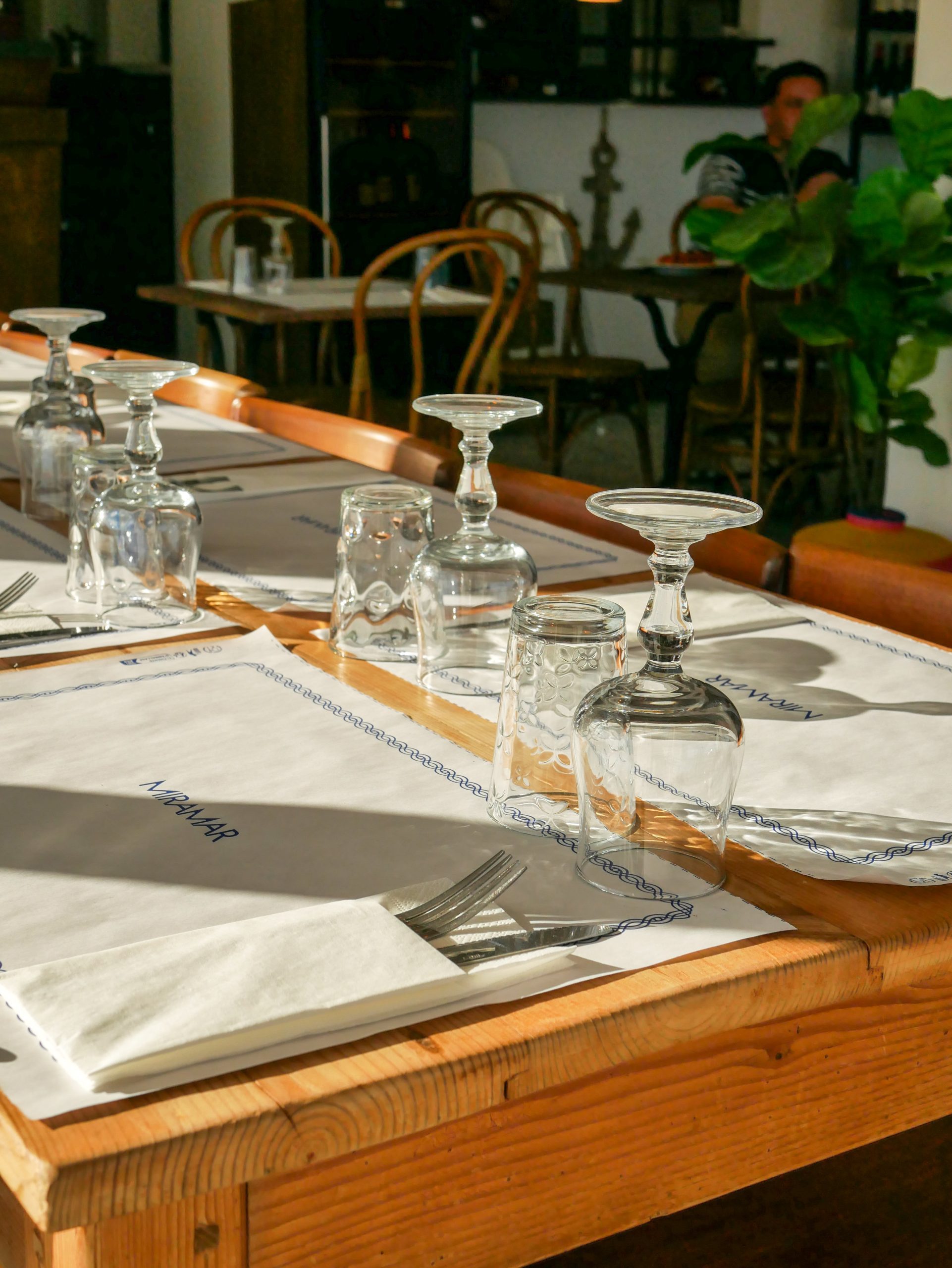 Une table dressée au soleil, sur les sets de table brodés Miramar Une table dressée au soleil, sur les sets de table brodés Miramar