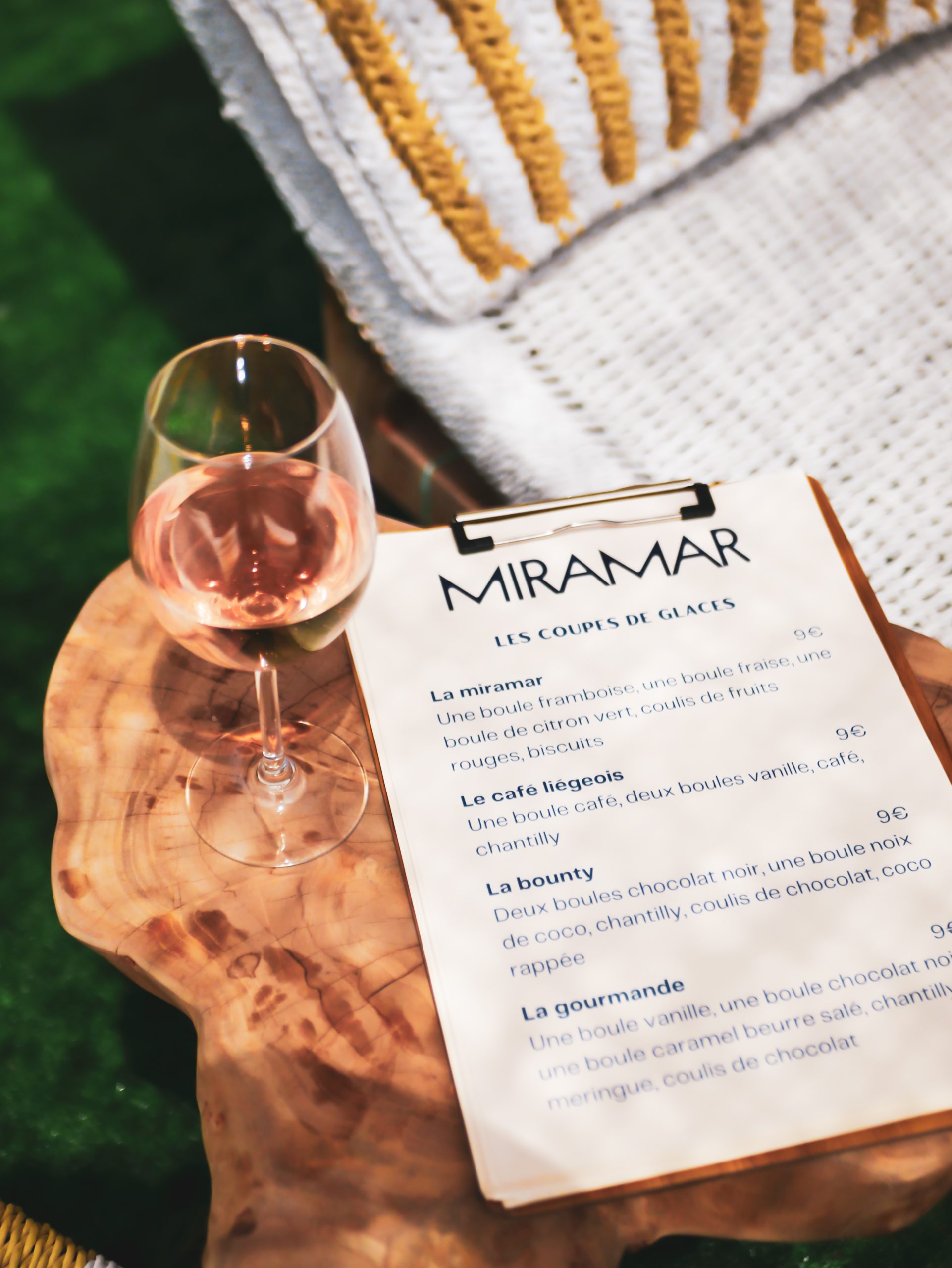 La carte des glaces du Miramar, avec un verre de rosé